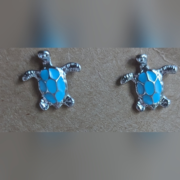 NEW silver tone & light blue shell sea turtle small stud earrings - Picture 4 of 4